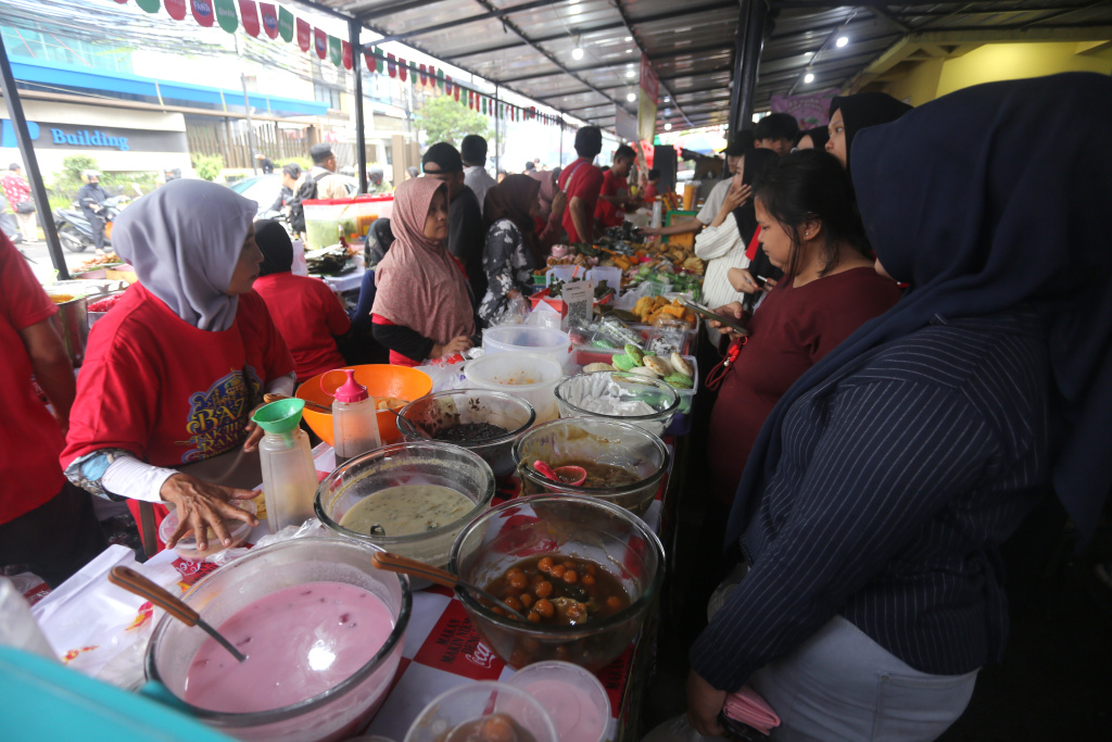 Pusat jajanan takjil Benhil kembali dipadati oleh warga yang sedang ingin mencari makanan untuk berbuka puasa (Ashar/SinPo.id)