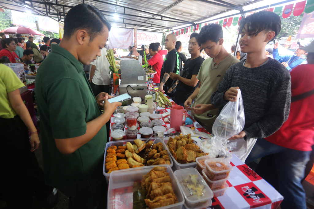 Pusat jajanan takjil Benhil kembali dipadati oleh warga yang sedang ingin mencari makanan untuk berbuka puasa (Ashar/SinPo.id)