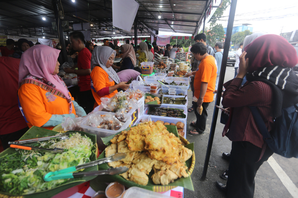 Pusat jajanan takjil Benhil kembali dipadati oleh warga yang sedang ingin mencari makanan untuk berbuka puasa (Ashar/SinPo.id)