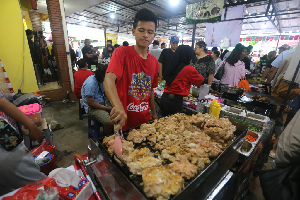 Pusat jajanan takjil Benhil kembali dipadati oleh warga yang sedang ingin mencari makanan untuk berbuka puasa (Ashar/SinPo.id)