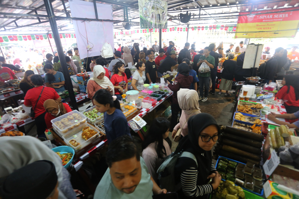 Pusat jajanan takjil Benhil kembali dipadati oleh warga yang sedang ingin mencari makanan untuk berbuka puasa (Ashar/SinPo.id)