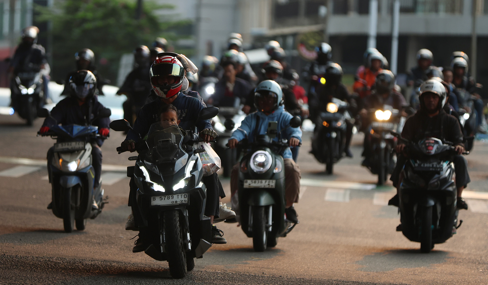 Pemudik motor membawa anak. (Agus Priatna/SinPo.id)