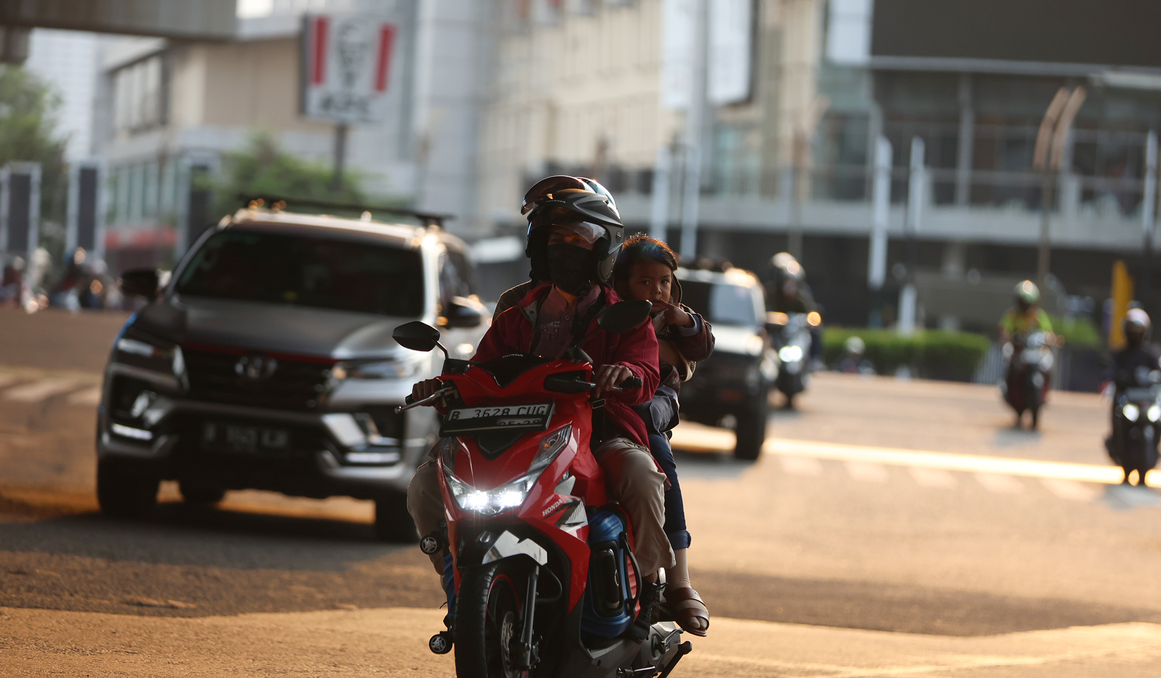 Pemudik motor membawa anak. (Agus Priatna/SinPo.id)