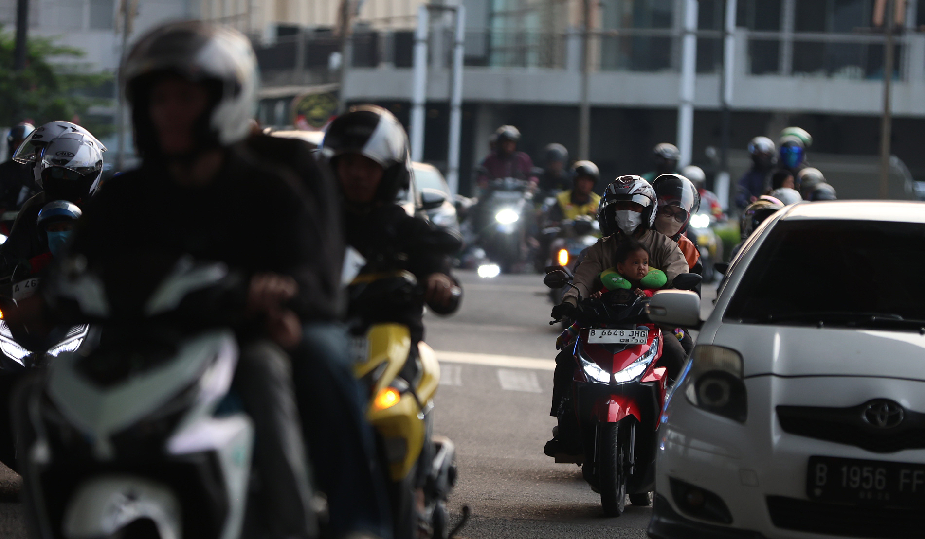 Pemudik motor membawa anak. (Agus Priatna/SinPo.id)