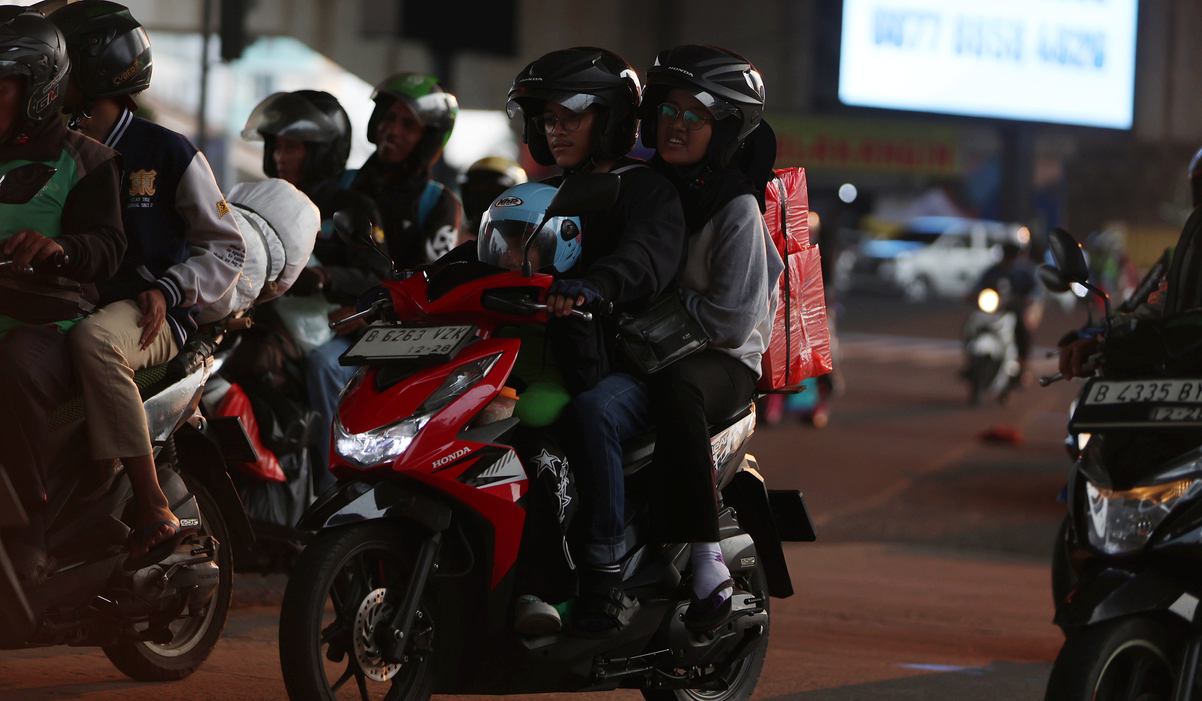 Pemudik motor membawa anak. (Agus Priatna/SinPo.id)