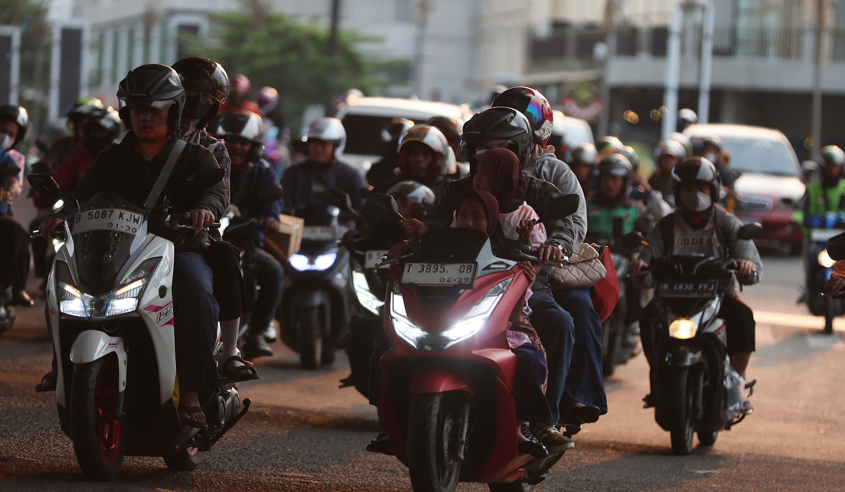 Pemudik motor membawa anak. (Agus Priatna/SinPo.id)