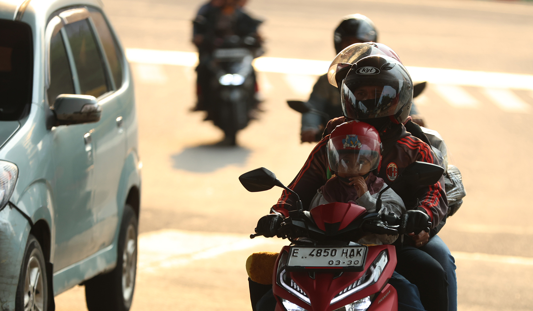Pemudik motor membawa anak. (Agus Priatna/SinPo.id)