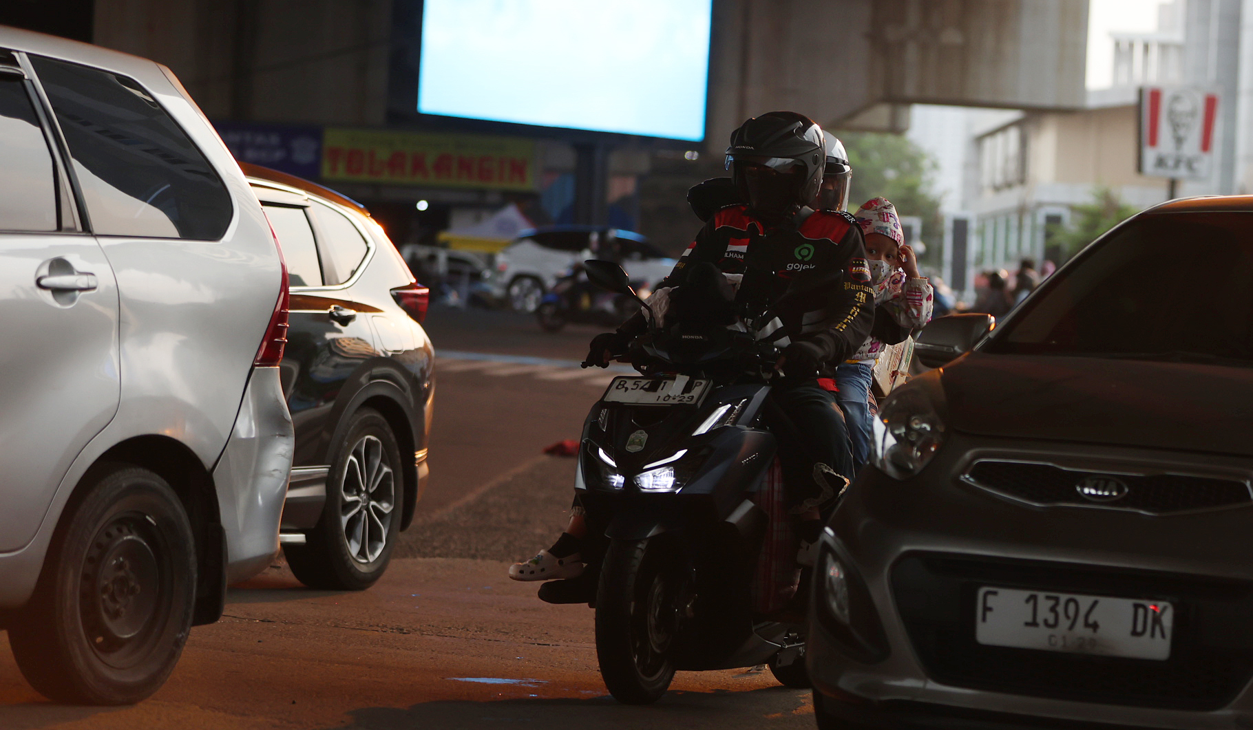 Pemudik motor membawa anak. (Agus Priatna/SinPo.id)