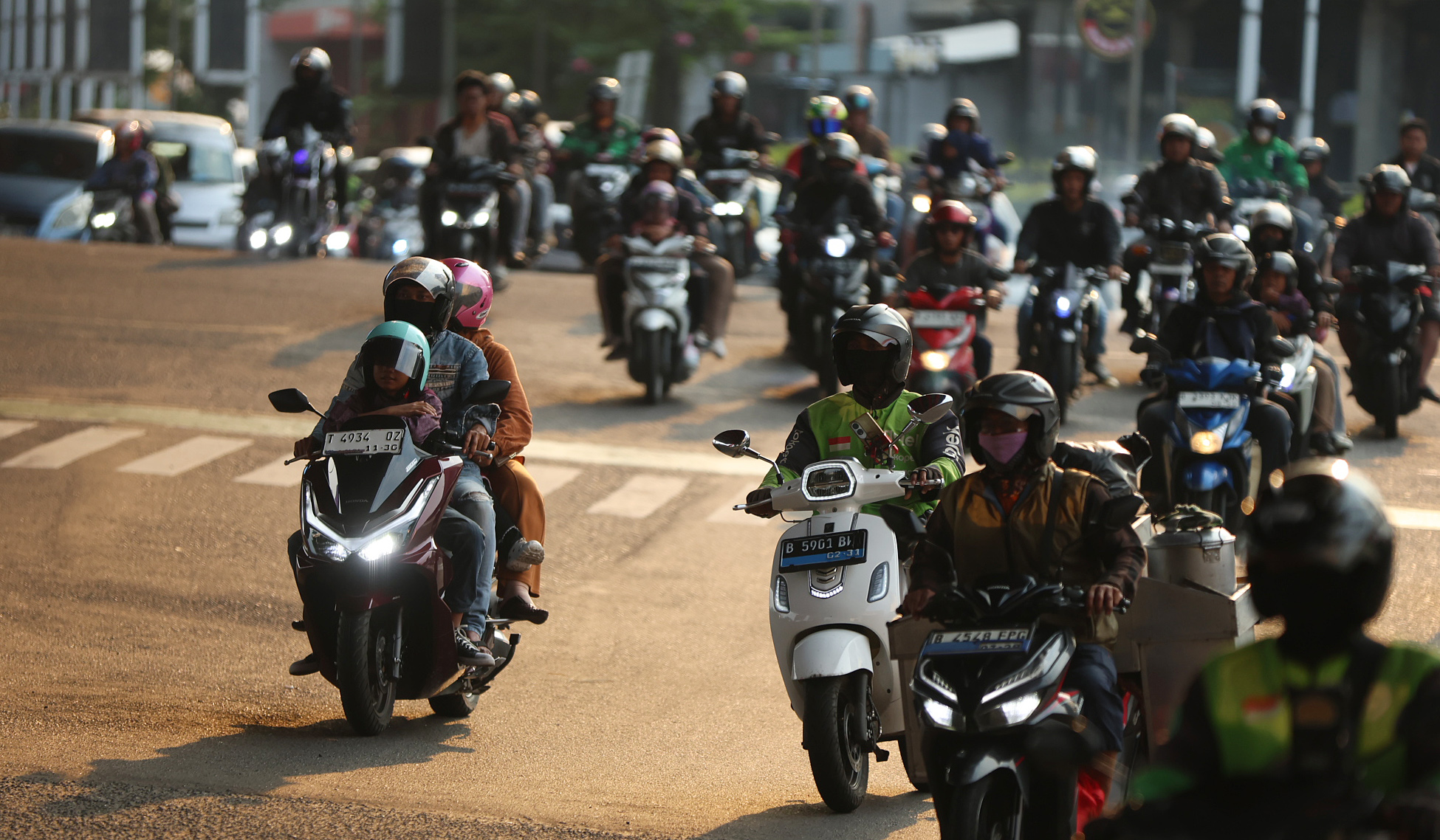 Pemudik motor membawa anak. (Agus Priatna/SinPo.id)