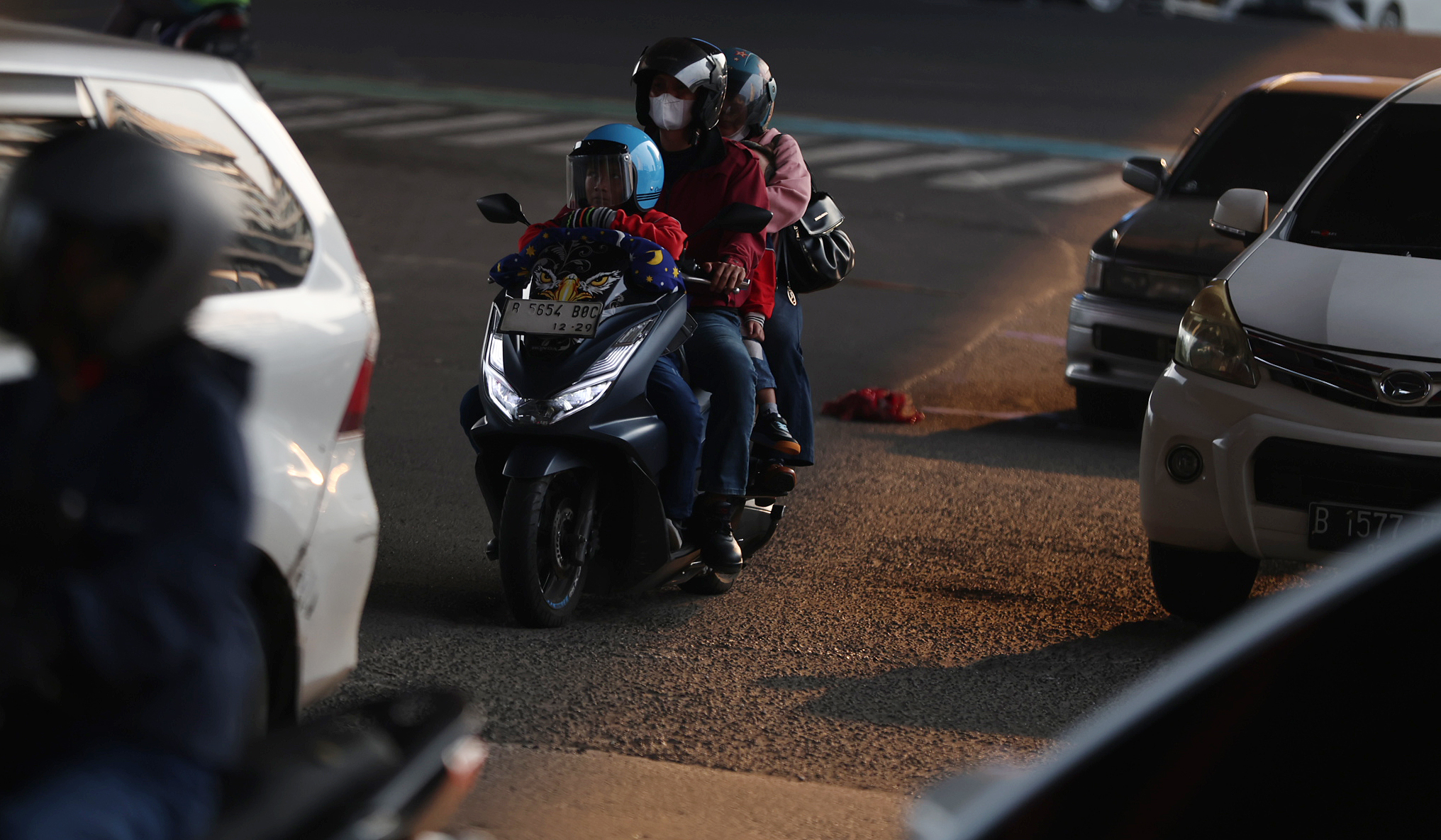 Pemudik motor membawa anak. (Agus Priatna/SinPo.id)