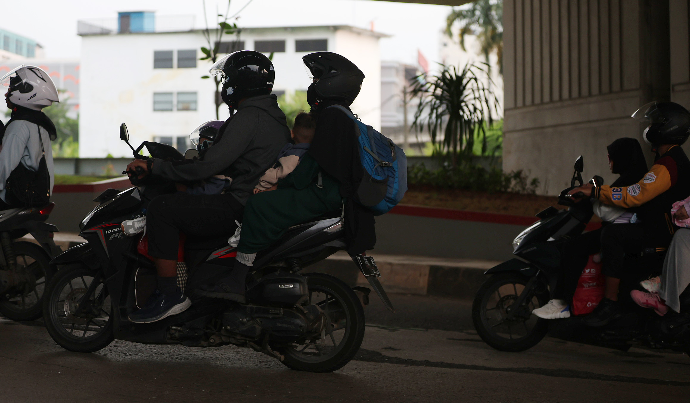 Pemudik motor membawa anak. (Agus Priatna/SinPo.id)