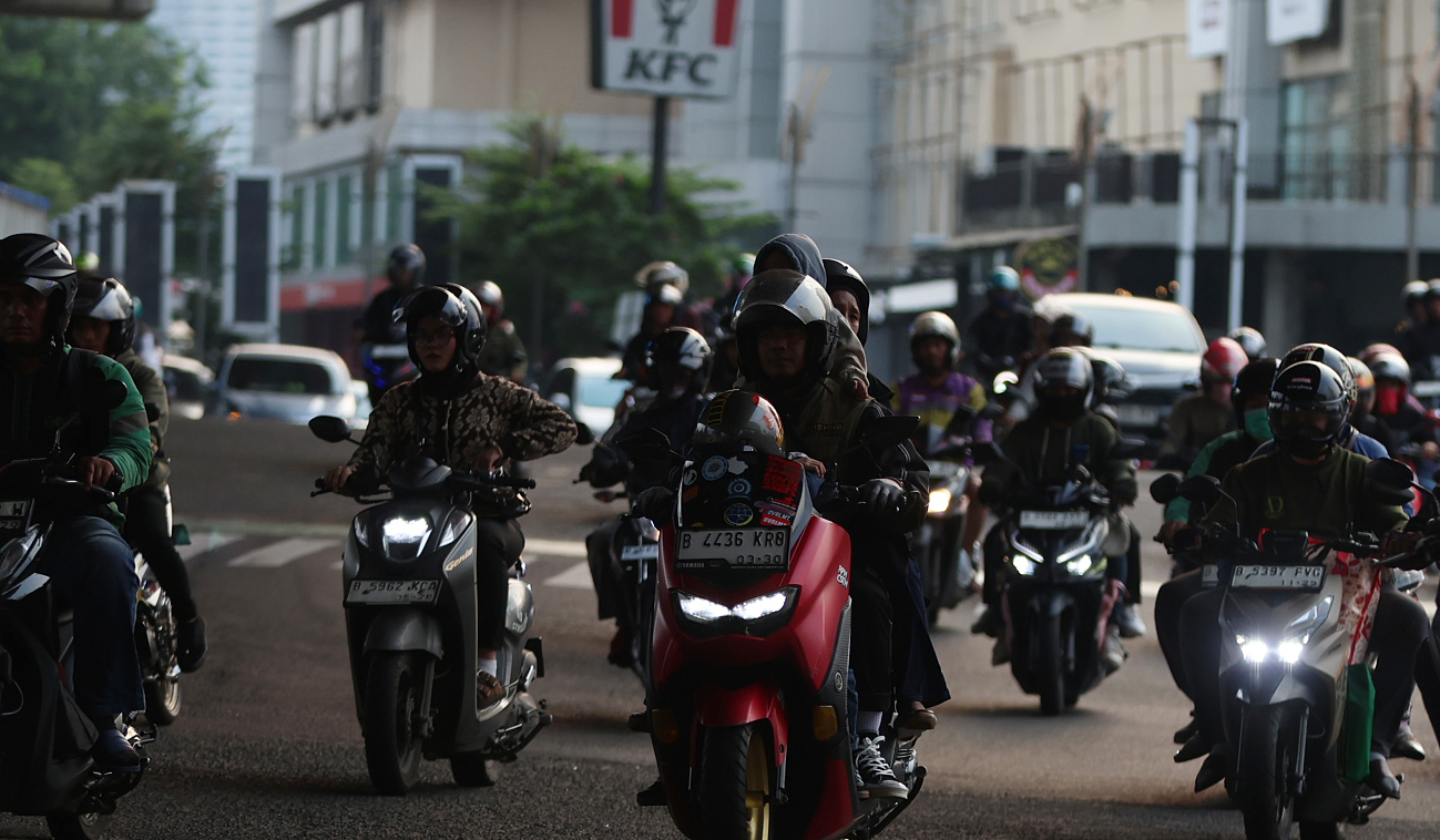 Pemudik motor membawa anak. (Agus Priatna/SinPo.id)