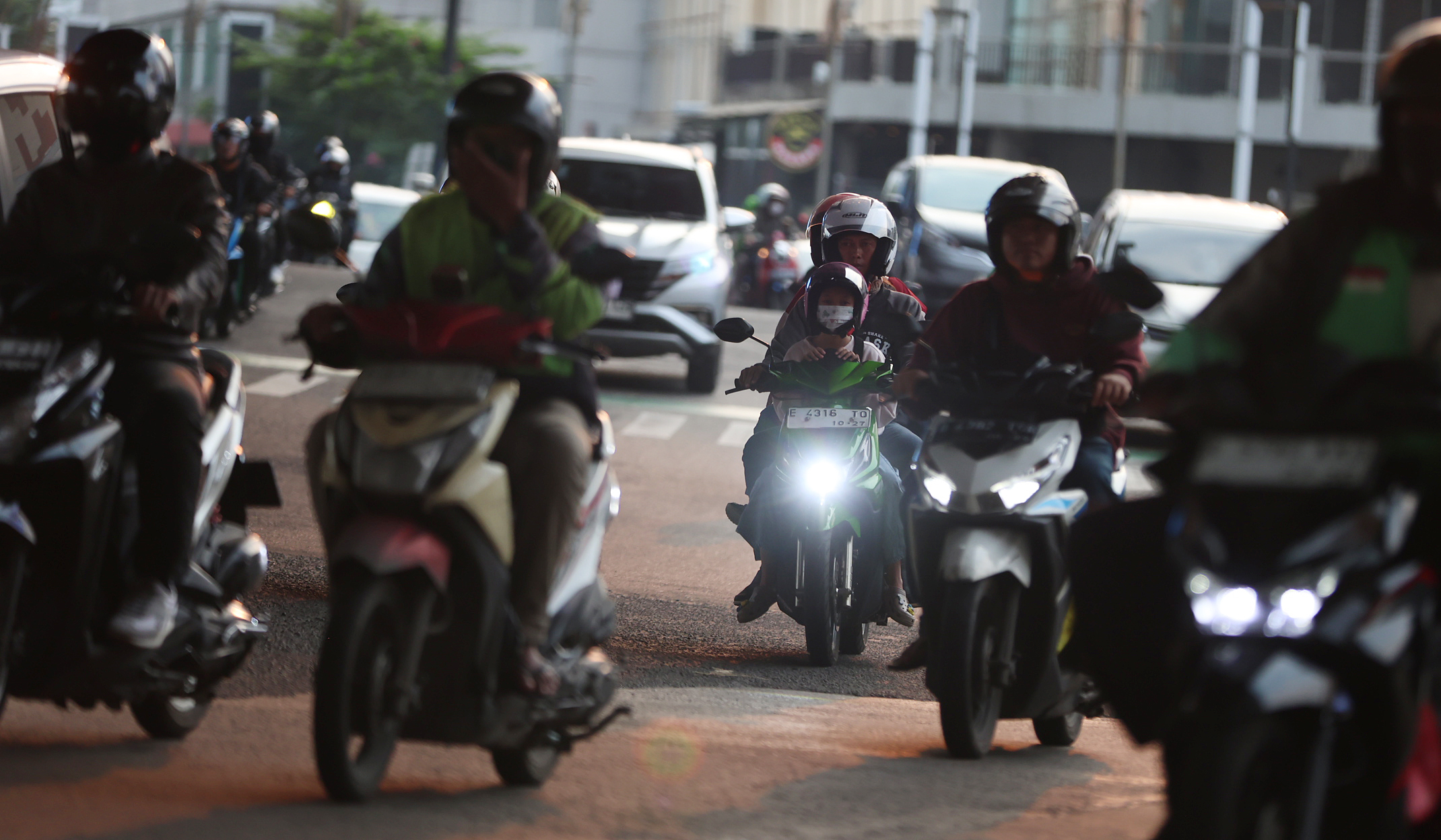 Pemudik motor membawa anak. (Agus Priatna/SinPo.id)