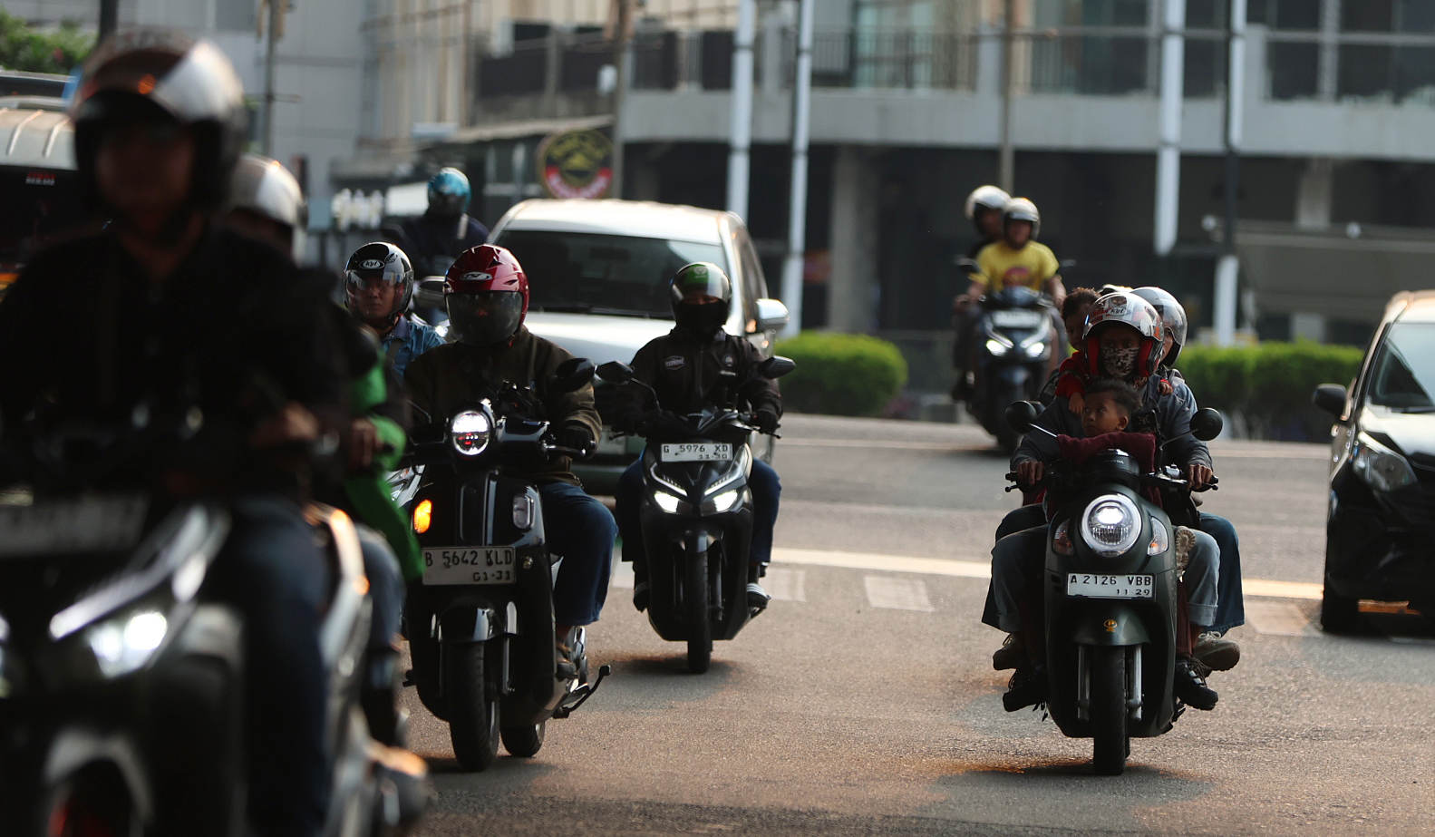 Pemudik motor membawa anak. (Agus Priatna/SinPo.id)