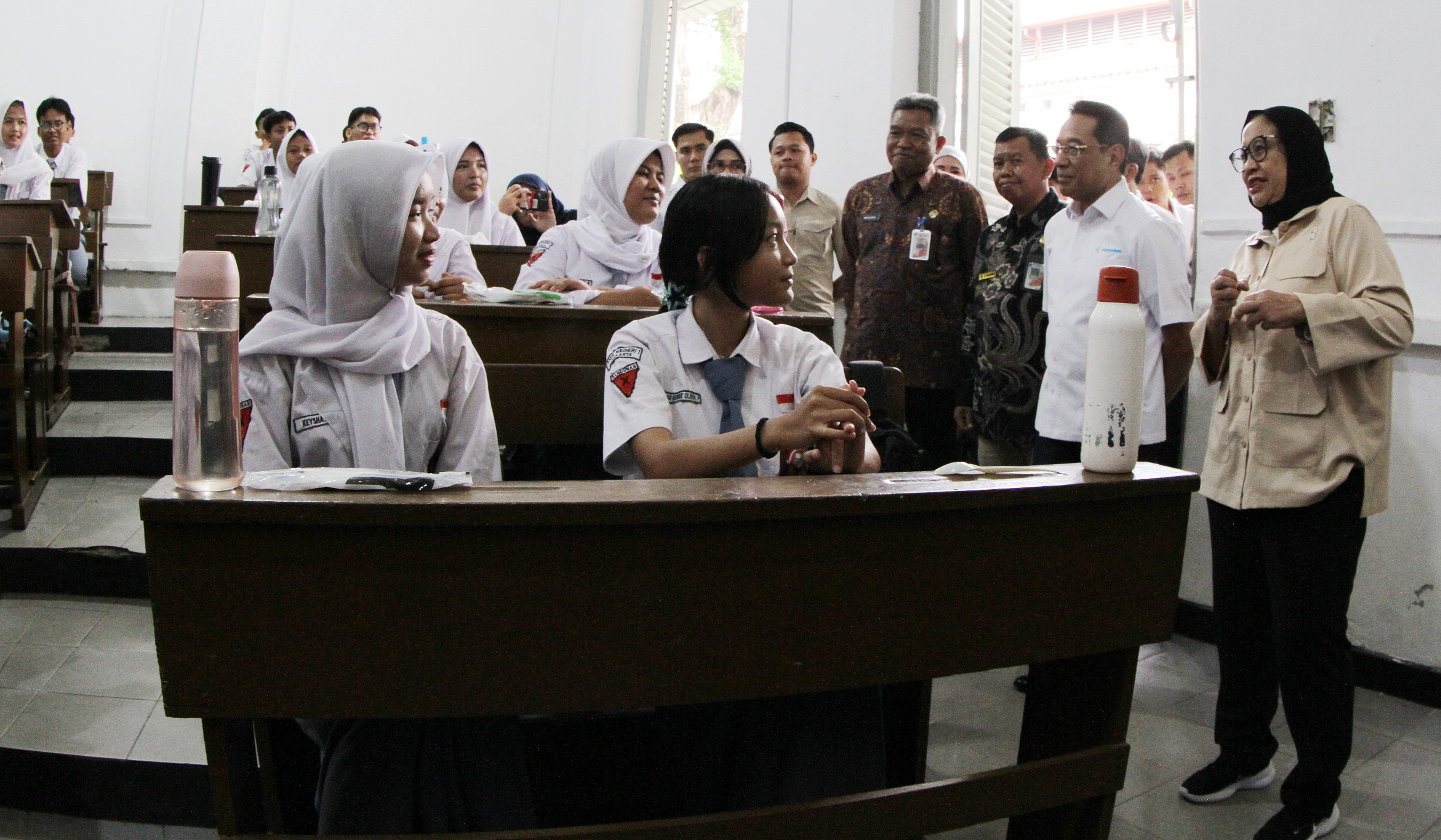 Wakil Kepala BGN, Nanik S Deyang, mengecek penyaluran MBG. (Agus Priatna/SinPo.id)