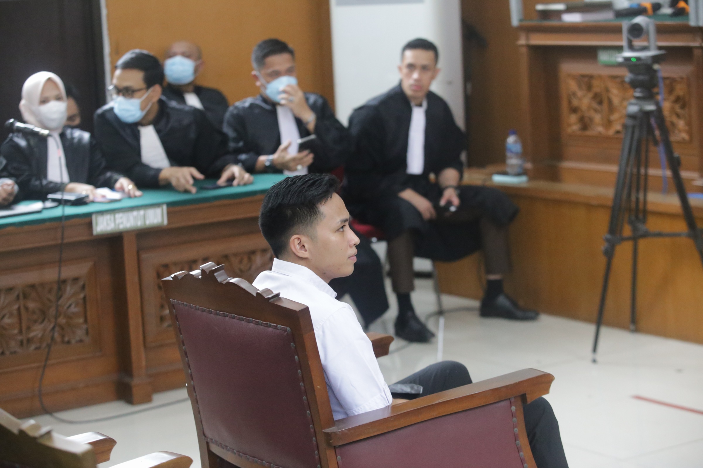 Bharada E atau Richard Eliezer Divonis hukuman 1, Tahun 6 Bulan oleh Pengadilan Negeri Jakarta Selatan (Ashar/SinPo.id)