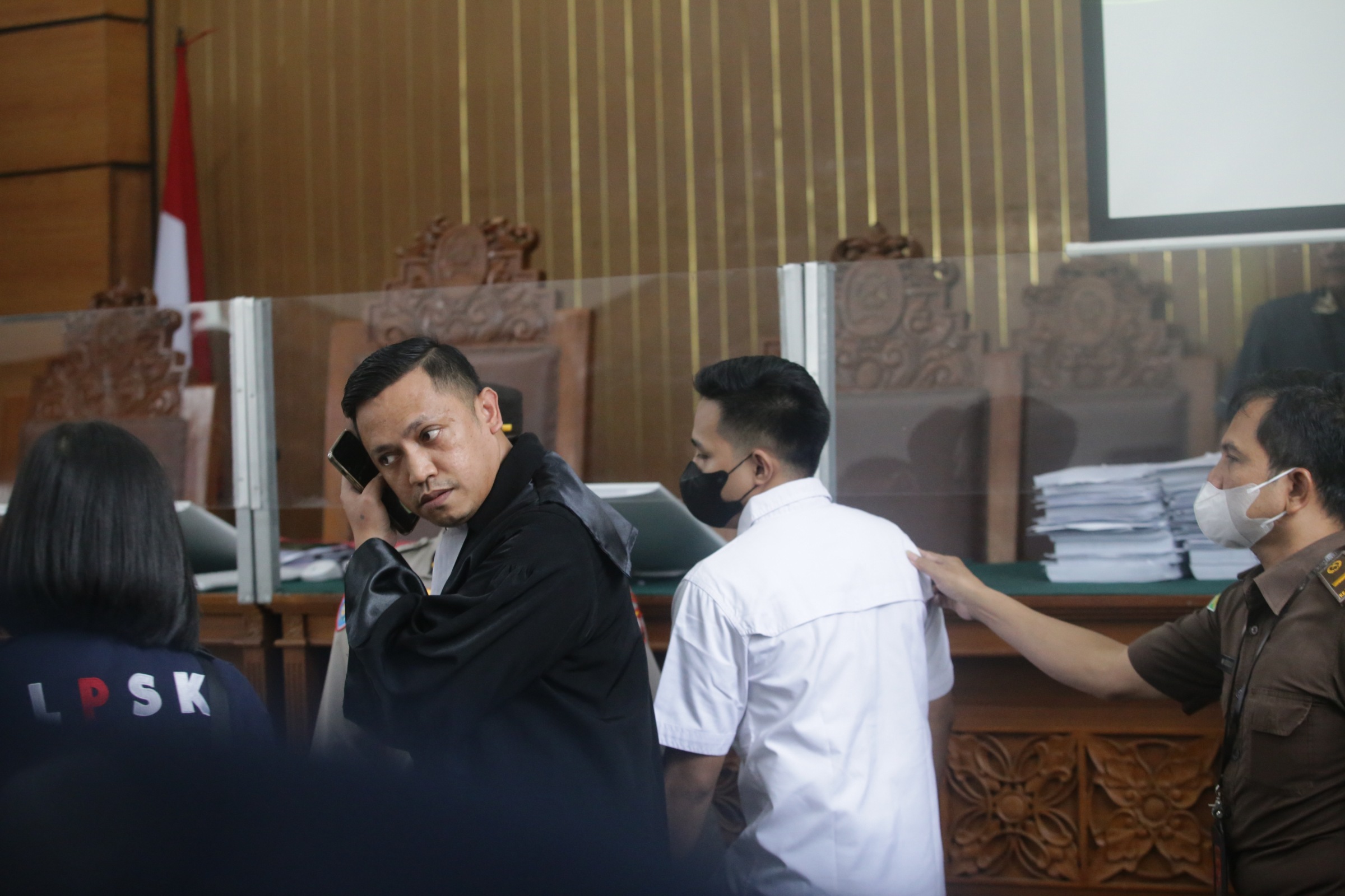 Bharada E atau Richard Eliezer Divonis hukuman 1, Tahun 6 Bulan oleh Pengadilan Negeri Jakarta Selatan (Ashar/SinPo.id)