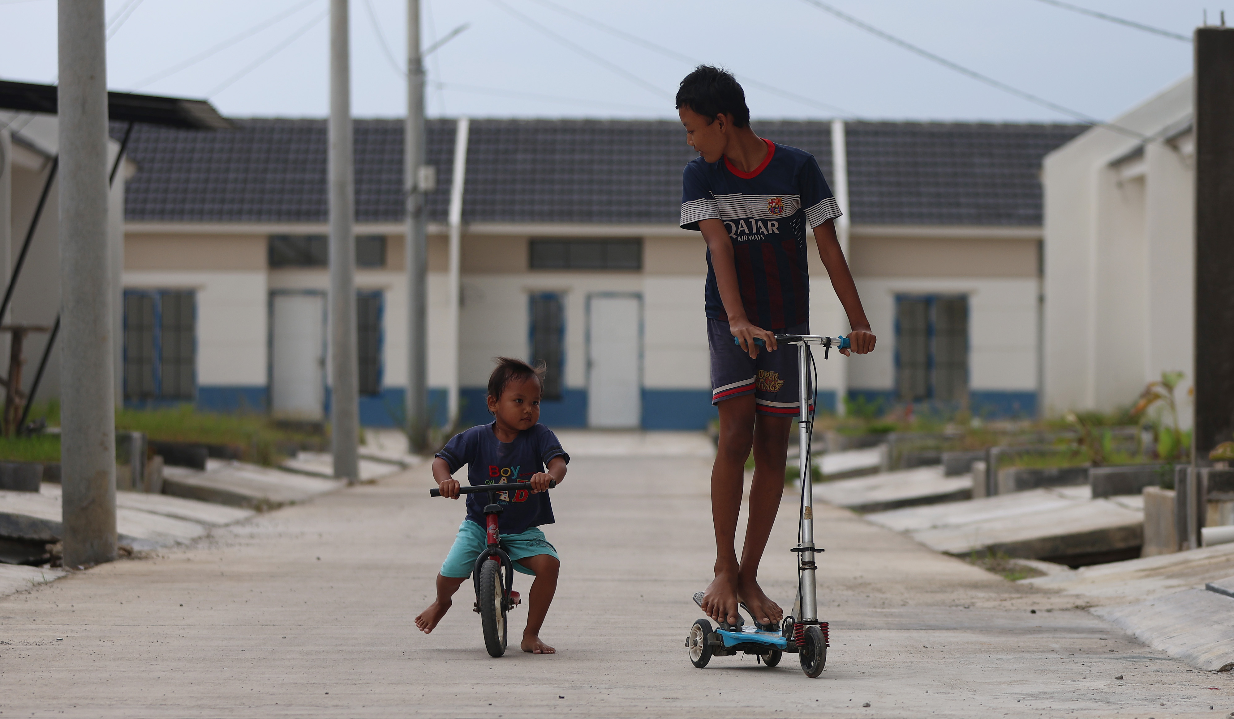 Pekerja menyelesaikan pembangunan rumah subsidi. (Agus Priatna/SinPo.id)