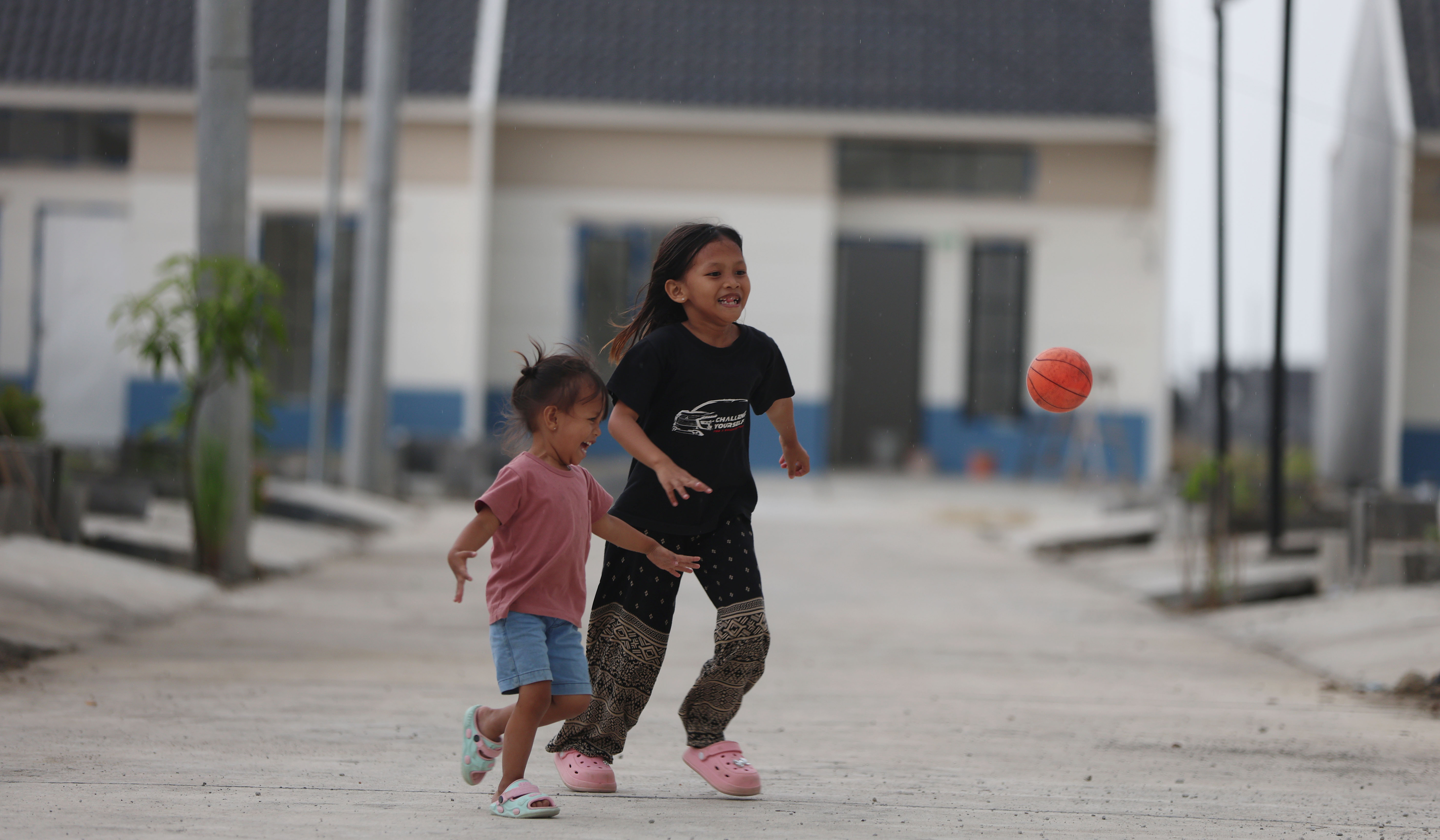 Pekerja menyelesaikan pembangunan rumah subsidi. (Agus Priatna/SinPo.id)