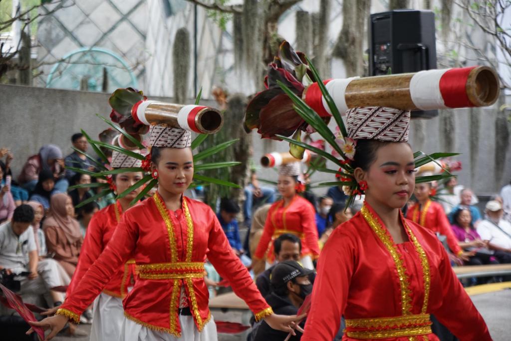 Bilah-bilah bangunan istana karya seniman Nyoman Nuarta sudah mulai dikirim dari Bandung menuju IKN (Ashar/SinPo.id)