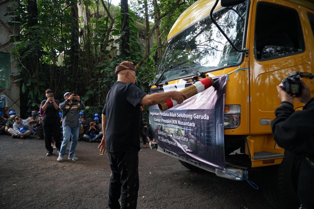 Bilah-bilah bangunan istana karya seniman Nyoman Nuarta sudah mulai dikirim dari Bandung menuju IKN (Ashar/SinPo.id)