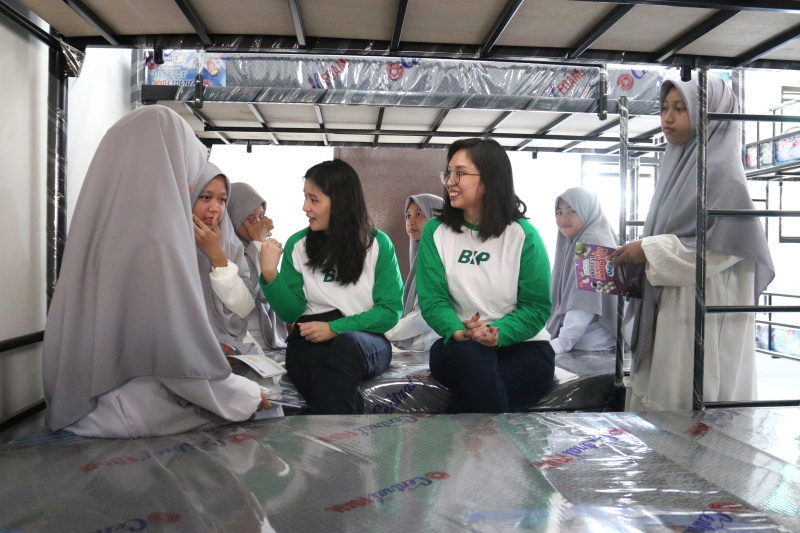 BKP memberikan bantuan hunian baru ke Sekolah Alam Tunas Mulia Bantar Gebang peringati Hari Pendidikan Nasional (Ashar/SinPo.id)