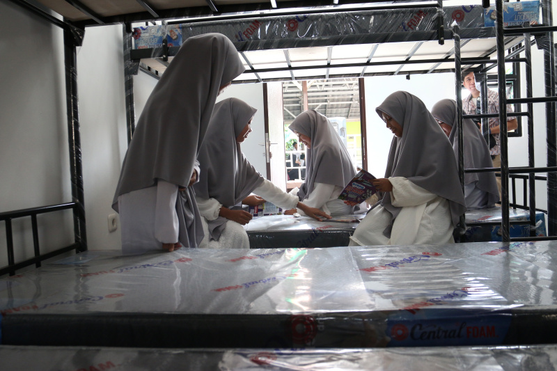 BKP memberikan bantuan hunian baru ke Sekolah Alam Tunas Mulia Bantar Gebang peringati Hari Pendidikan Nasional (Ashar/SinPo.id)