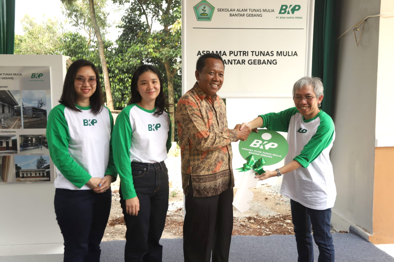 BKP memberikan bantuan hunian baru ke Sekolah Alam Tunas Mulia Bantar Gebang peringati Hari Pendidikan Nasional (Ashar/SinPo.id)