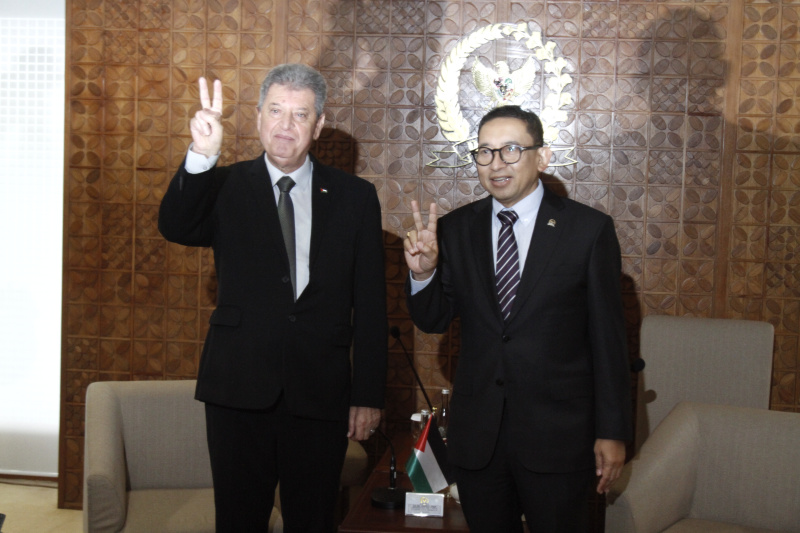 Ketua BKSAP DPR menggelae pertemuan dengan Duta Besar Palestina untuk Indonesia Zuhair Al-Shun untuk membahas konflik antara Palestina dan Israel (Ashar/SinPo.id)