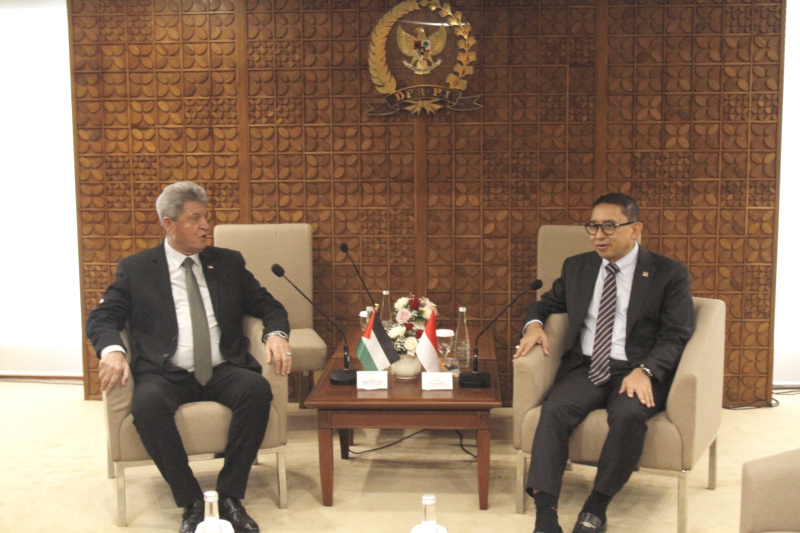 Ketua BKSAP DPR menggelae pertemuan dengan Duta Besar Palestina untuk Indonesia Zuhair Al-Shun untuk membahas konflik antara Palestina dan Israel (Ashar/SinPo.id)