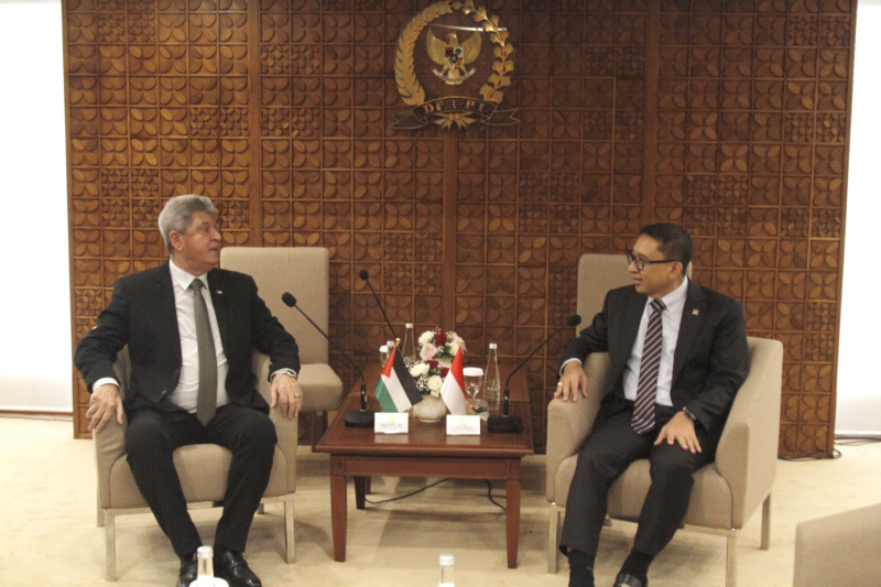 Ketua BKSAP DPR menggelae pertemuan dengan Duta Besar Palestina untuk Indonesia Zuhair Al-Shun untuk membahas konflik antara Palestina dan Israel (Ashar/SinPo.id)