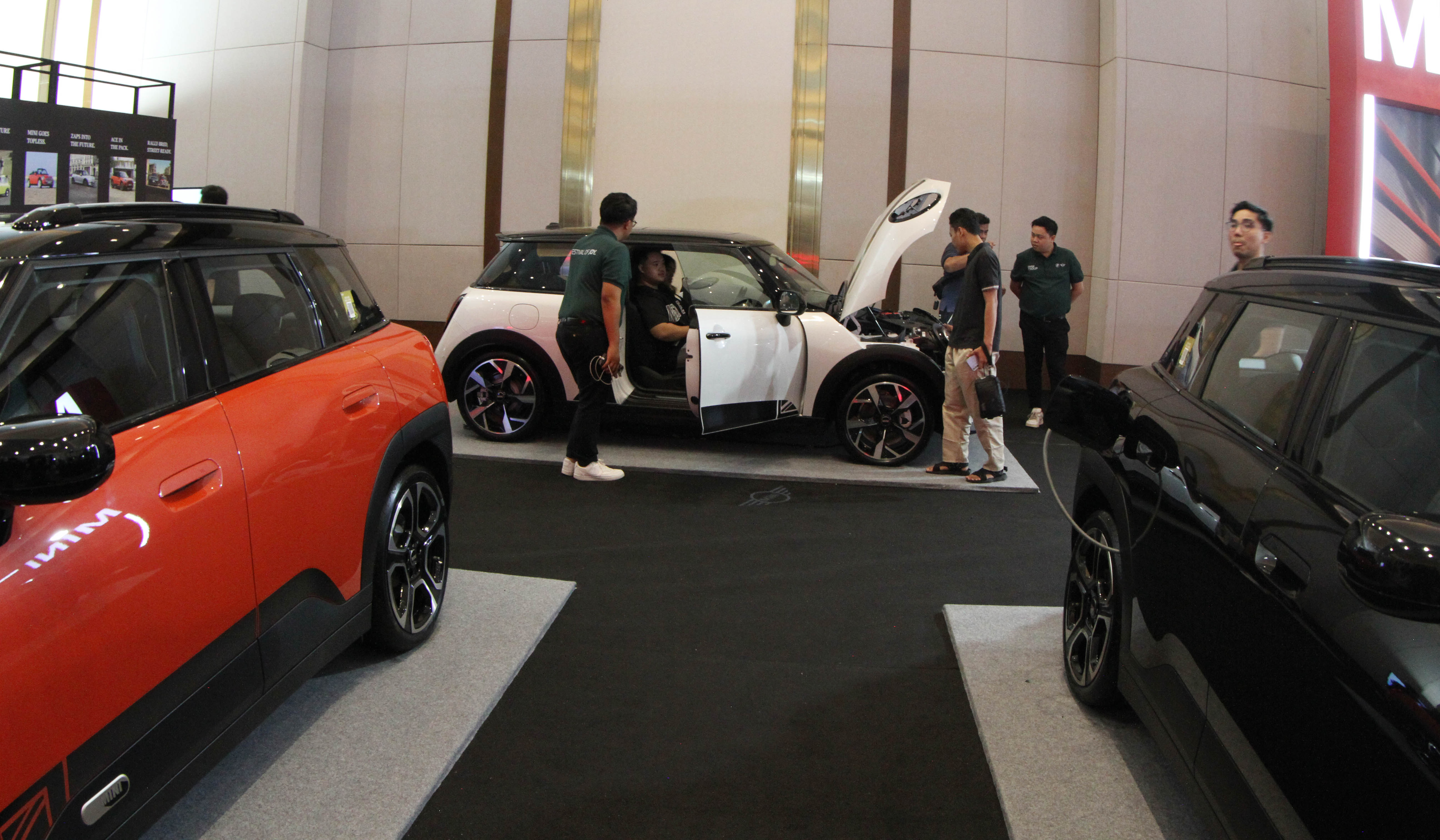 Pengunjung melihat mobil Mini Cooper saat Festival of Joy di JIExpo. (Agus Priatna/SinPo.id)