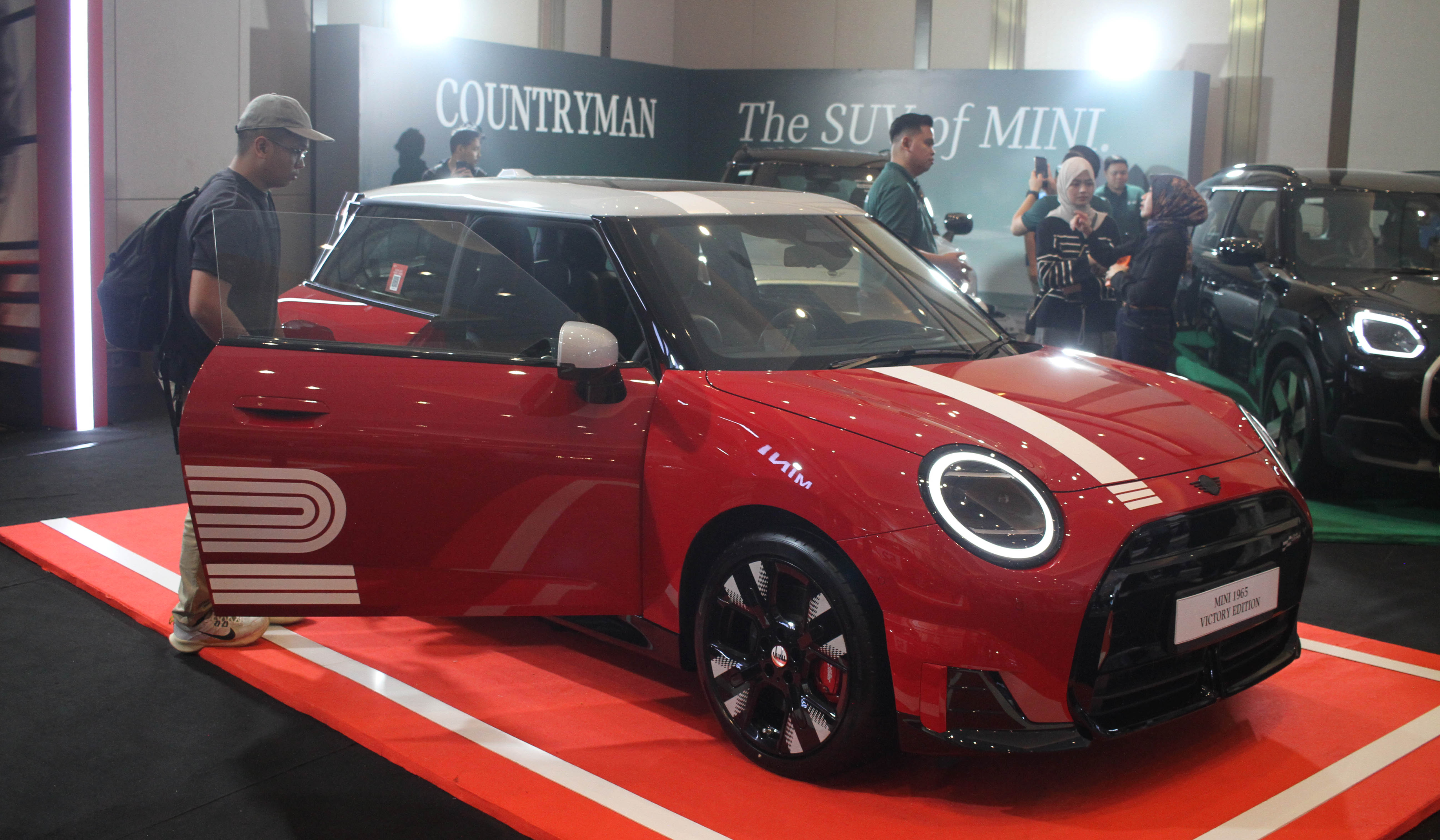 Pengunjung melihat mobil Mini Cooper saat Festival of Joy di JIExpo. (Agus Priatna/SinPo.id)