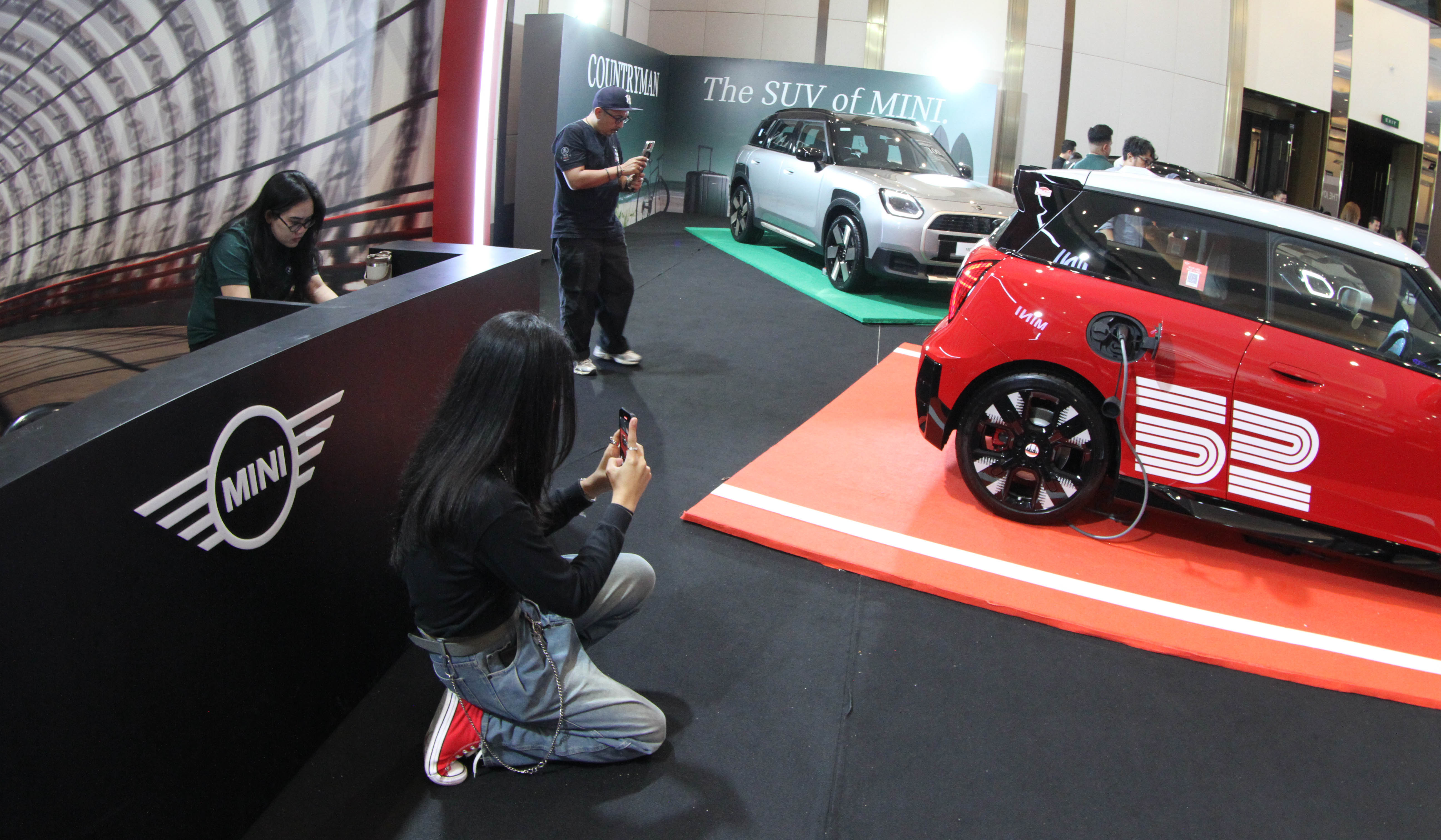 Pengunjung melihat mobil Mini Cooper saat Festival of Joy di JIExpo. (Agus Priatna/SinPo.id)