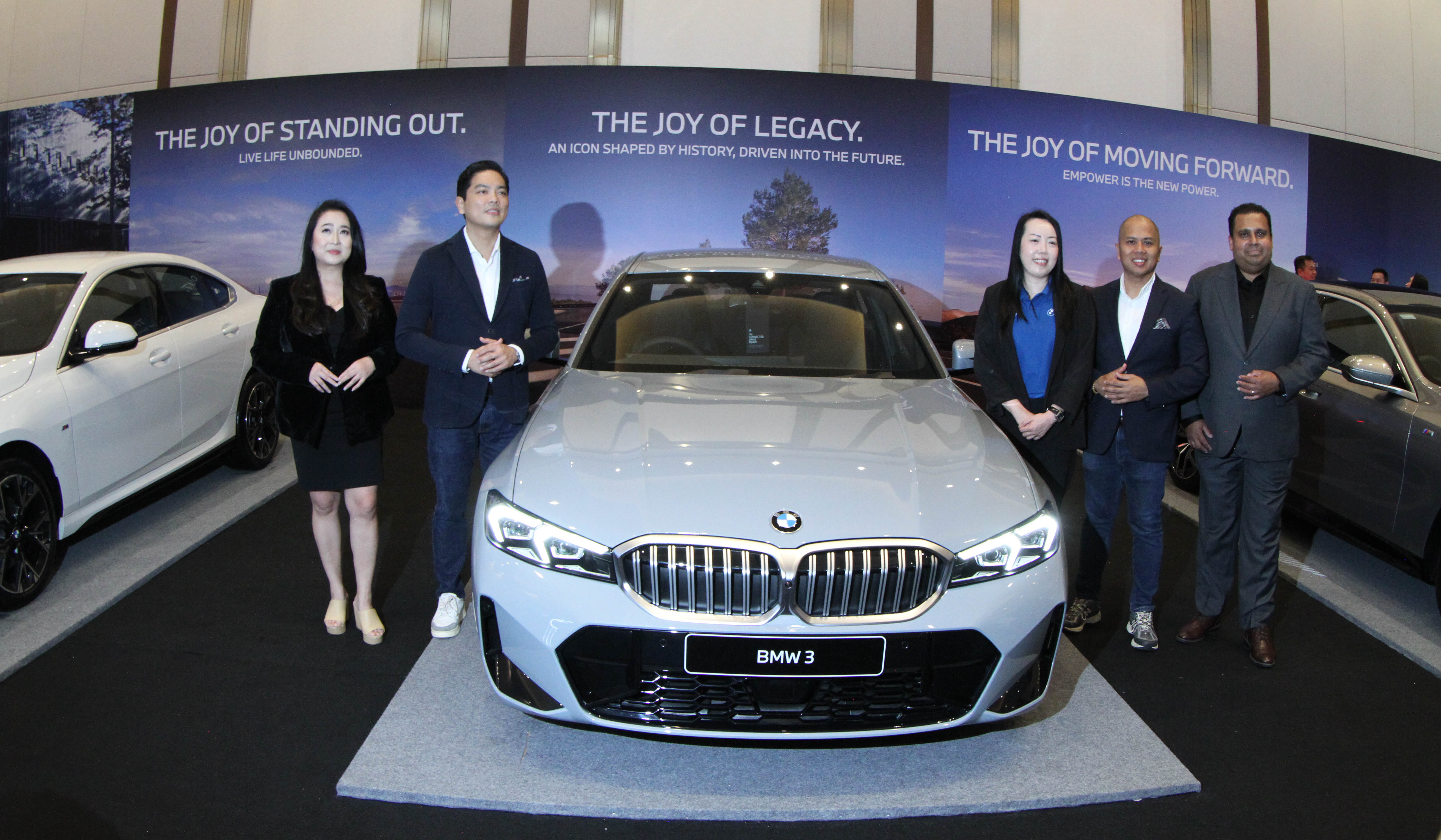 Pengunjung melihat mobil Mini Cooper saat Festival of Joy di JIExpo. (Agus Priatna/SinPo.id)