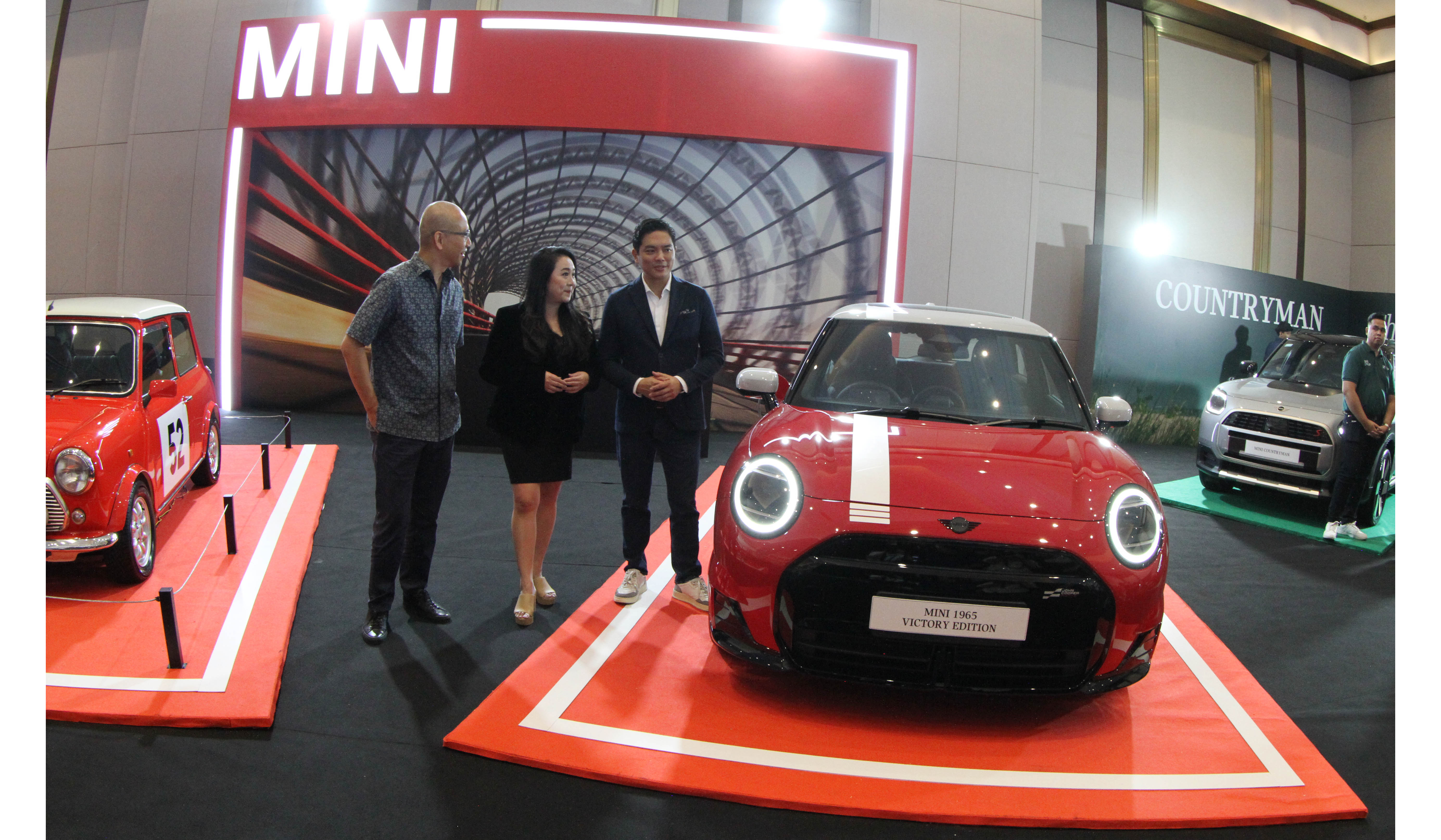 Pengunjung melihat mobil Mini Cooper saat Festival of Joy di JIExpo. (Agus Priatna/SinPo.id)
