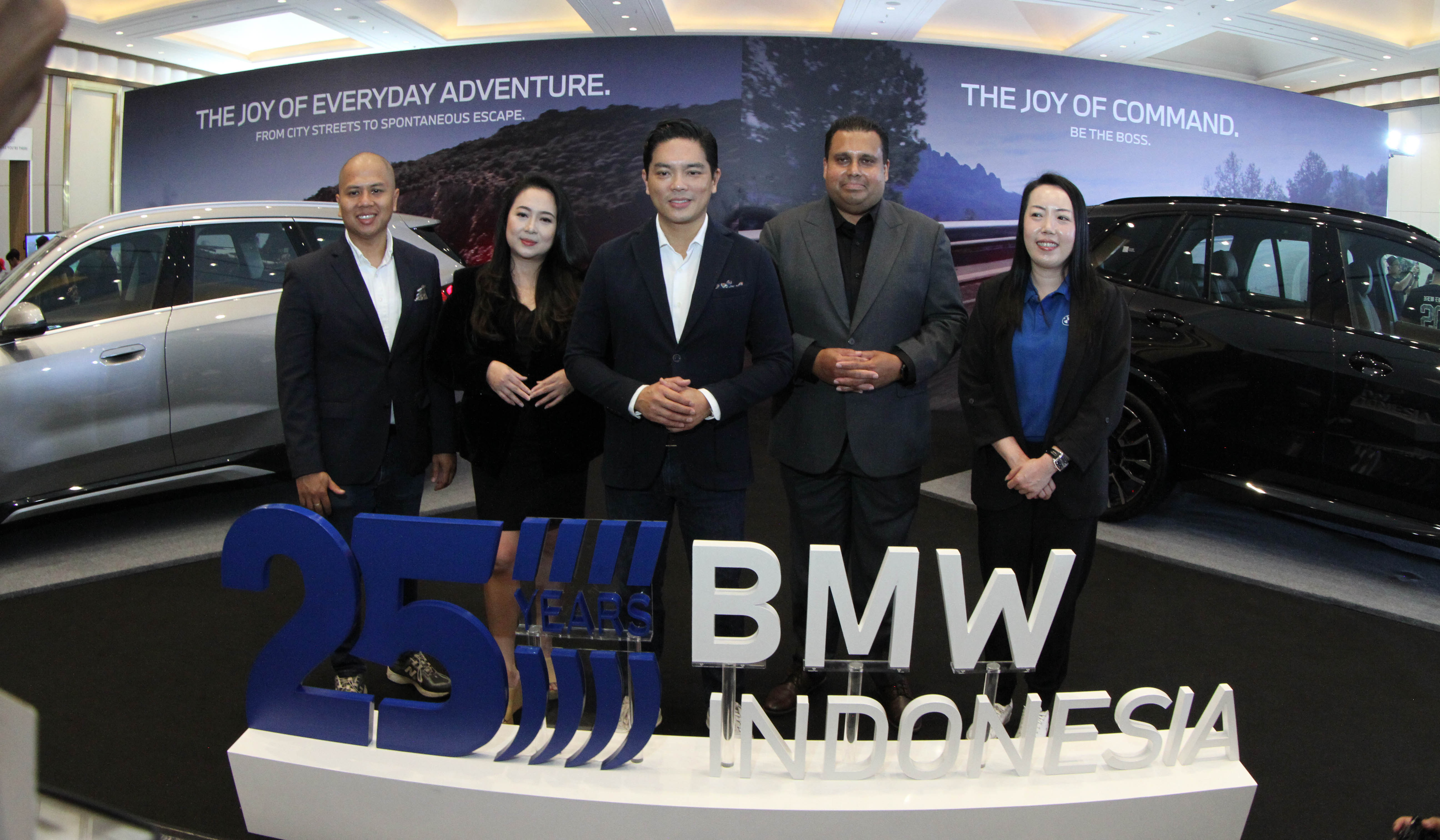 Pengunjung melihat mobil Mini Cooper saat Festival of Joy di JIExpo. (Agus Priatna/SinPo.id)