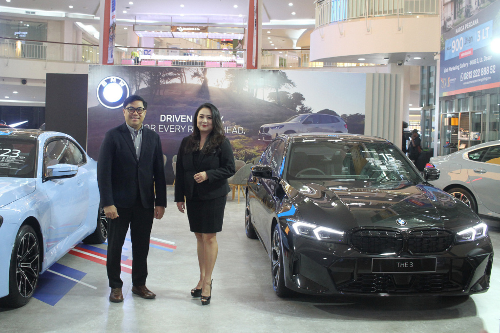 Director of Marketing BMW Indonesia, Bayu Riyanto bersama Director of Communications BMW Group Indonesia, Jodie O'tania, saat menghadiri ajang BMW Exhibition di The Forum (Ashar/SinPo.id)