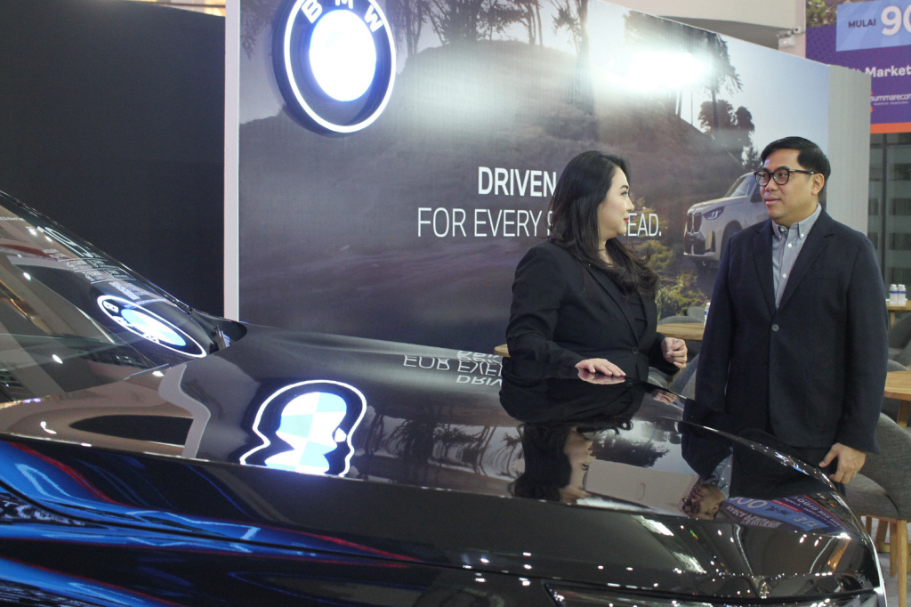 Director of Marketing BMW Indonesia, Bayu Riyanto bersama Director of Communications BMW Group Indonesia, Jodie O'tania, saat menghadiri ajang BMW Exhibition di The Forum (Ashar/SinPo.id)