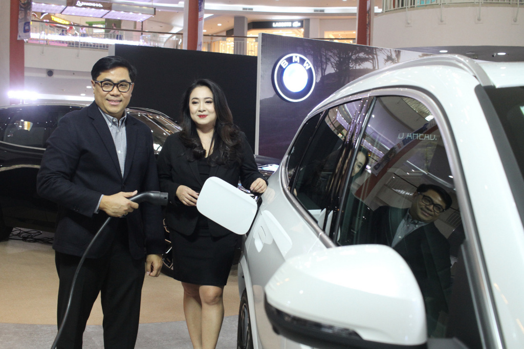 Director of Marketing BMW Indonesia, Bayu Riyanto bersama Director of Communications BMW Group Indonesia, Jodie O'tania, saat menghadiri ajang BMW Exhibition di The Forum (Ashar/SinPo.id)
