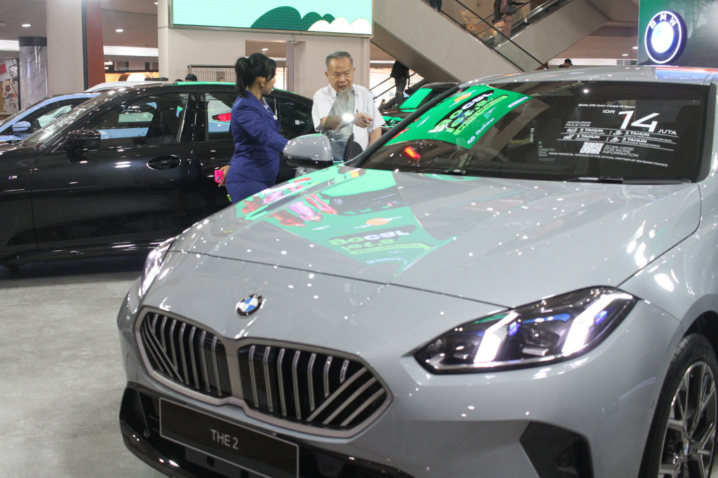 Director of Marketing BMW Indonesia, Bayu Riyanto bersama Director of Communications BMW Group Indonesia, Jodie O'tania, saat menghadiri ajang BMW Exhibition di The Forum (Ashar/SinPo.id)
