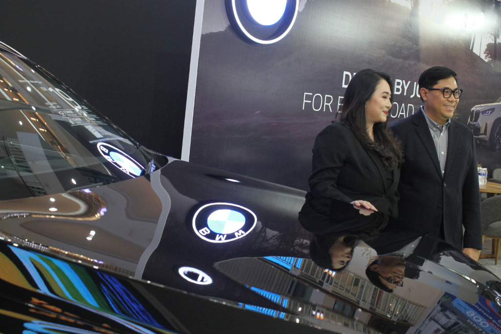 Director of Marketing BMW Indonesia, Bayu Riyanto bersama Director of Communications BMW Group Indonesia, Jodie O'tania, saat menghadiri ajang BMW Exhibition di The Forum (Ashar/SinPo.id)