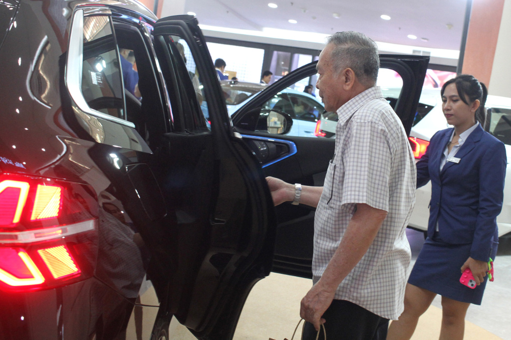 Director of Marketing BMW Indonesia, Bayu Riyanto bersama Director of Communications BMW Group Indonesia, Jodie O'tania, saat menghadiri ajang BMW Exhibition di The Forum (Ashar/SinPo.id)