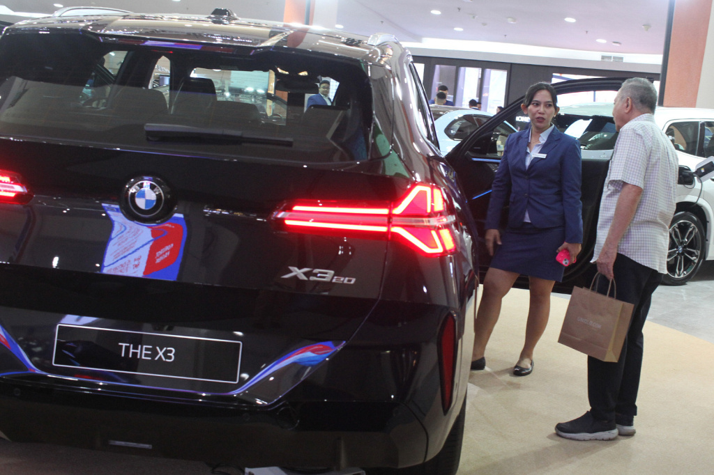 Director of Marketing BMW Indonesia, Bayu Riyanto bersama Director of Communications BMW Group Indonesia, Jodie O'tania, saat menghadiri ajang BMW Exhibition di The Forum (Ashar/SinPo.id)