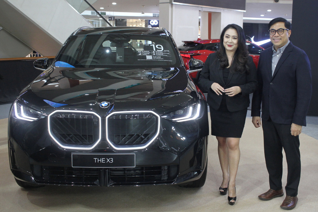 Director of Marketing BMW Indonesia, Bayu Riyanto bersama Director of Communications BMW Group Indonesia, Jodie O'tania, saat menghadiri ajang BMW Exhibition di The Forum (Ashar/SinPo.id)