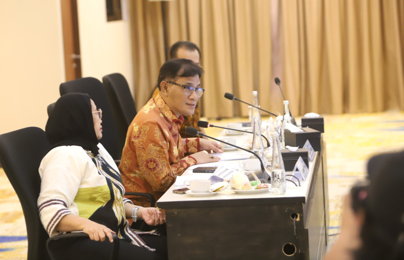 Kepala Badan Percepatan Pengentasan Kemiskinan (BP Taskin) Budiman Sudjatmiko memimpin rapat koordinasi dengan BPJS Kesehatan membahas penyelarasa data kemiskinan (Ashar/SinPo.id)