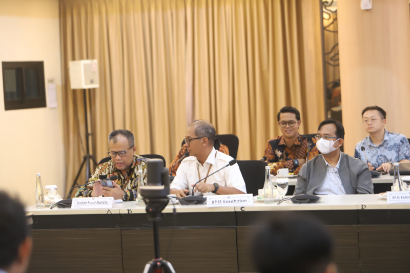 Kepala Badan Percepatan Pengentasan Kemiskinan (BP Taskin) Budiman Sudjatmiko memimpin rapat koordinasi dengan BPJS Kesehatan membahas penyelarasa data kemiskinan (Ashar/SinPo.id)