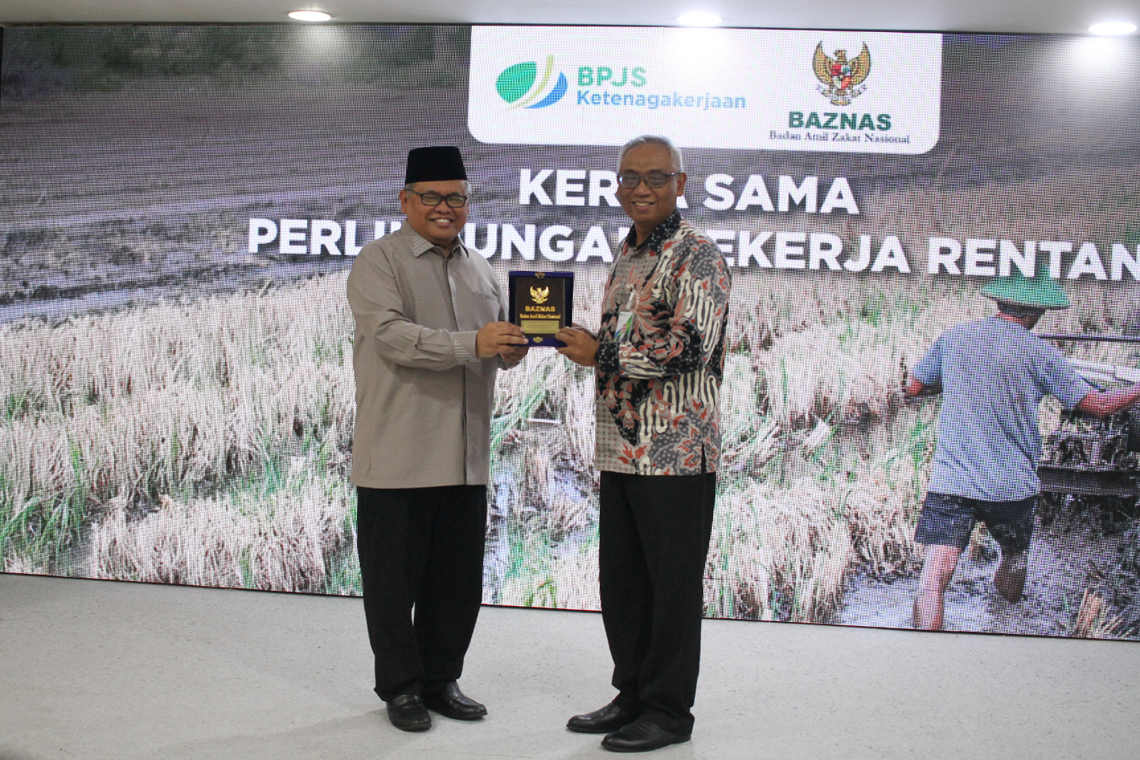 BPJS Ketenagakerjaan melakukan kerja sama dengan BAZNAS memberikan perlindungan jaminan sosial untuk pekerja rentan (Ashar/SinPo.id)