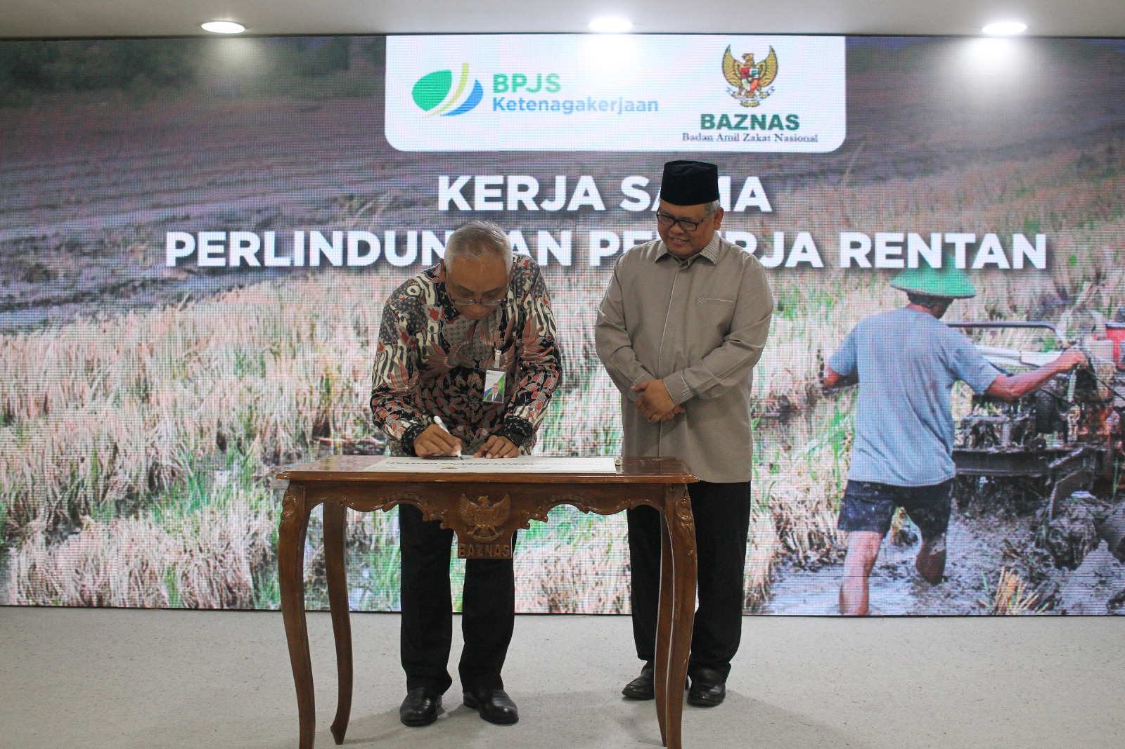 BPJS Ketenagakerjaan melakukan kerja sama dengan BAZNAS memberikan perlindungan jaminan sosial untuk pekerja rentan (Ashar/SinPo.id)
