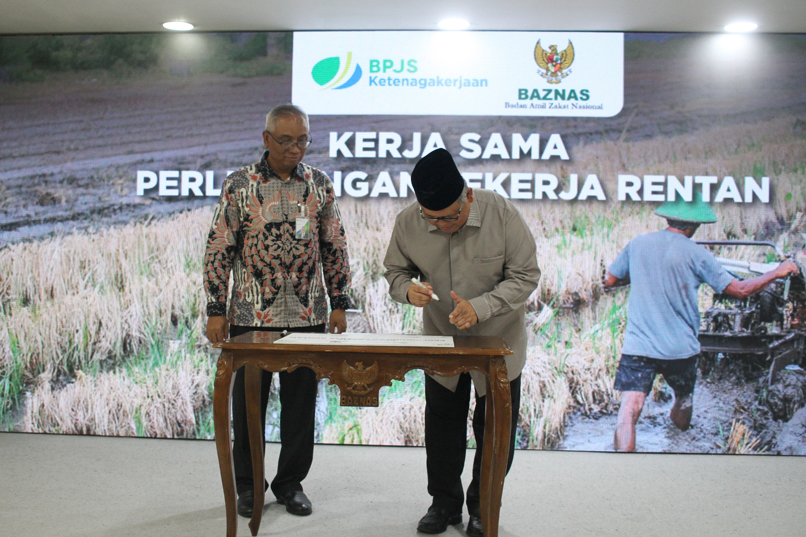 BPJS Ketenagakerjaan melakukan kerja sama dengan BAZNAS memberikan perlindungan jaminan sosial untuk pekerja rentan (Ashar/SinPo.id)